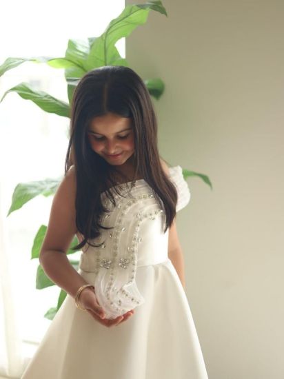 صورة فستان سهرة أبيض مع قصة جانبية أنيقه على الصدر